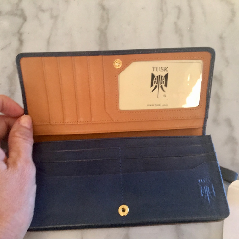 NWT—Tusk Brand Women's Italian Calf Skin Gusseted Clutch Wallet